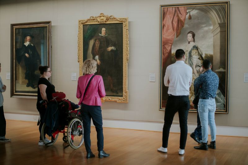 Besuchende in der Gemäldegalerie Alte Meister bei Hessen Kassel Heritage